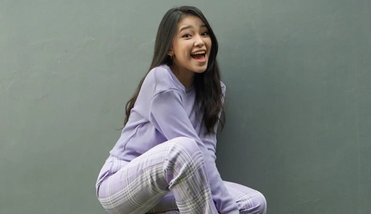Melalui akun Instagram pribadinya, gaya penampilan Anneth pun terlihat cukup casual. Meski begitu gaya OOTD Anneth tetap membuatnya terlihat menawan bahkan bisa dijadikan inspirasi. (Liputan6.com/IG/@anneth.dlc)