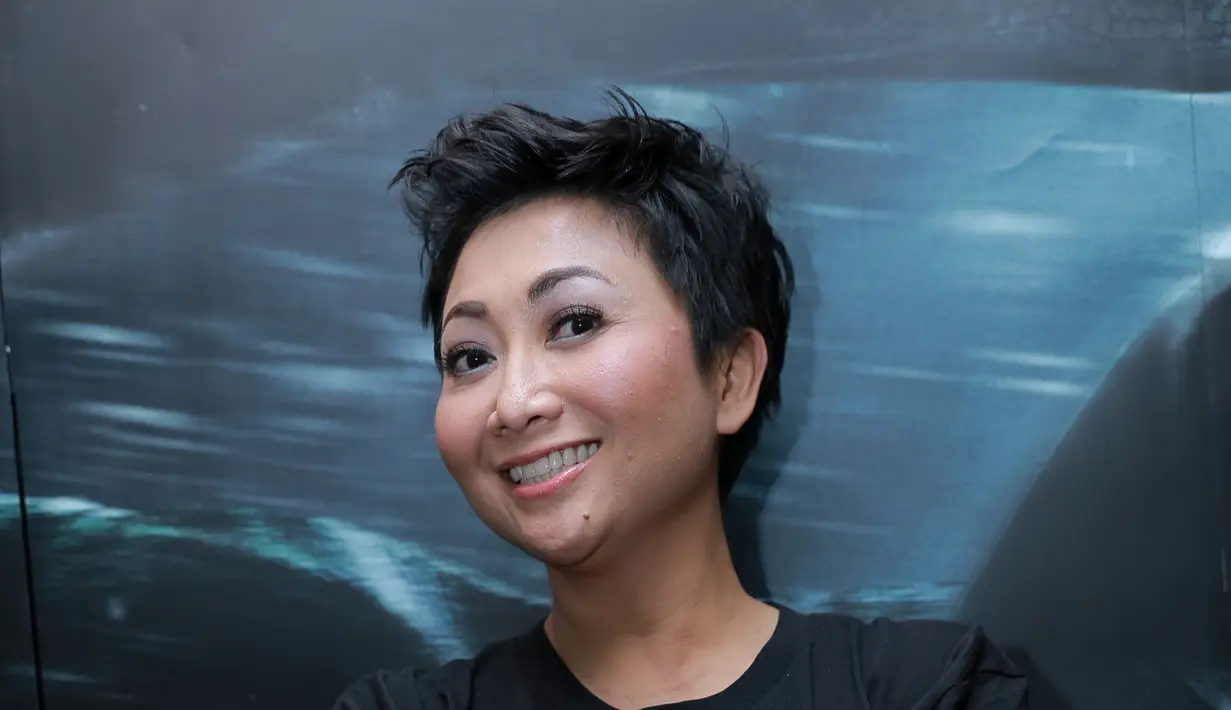 Seperti diketahui, Indy Barends telah lama menjadi penyiar radio dan presenter dibeberapa televisi. Dalam kegiatan barunya ini, ia banyak mengalami kesulitan. (Nurwahyunan/Bintang.com)