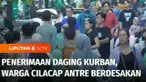 Setahun sekali dalam hari raya kurban, daging sapi maupun kambing dibagikan cuma-cuma untuk warga yang berhak menerimanya. Momen ini tentu tak mau dilewatkan oleh warga Cilacap, Jawa Tengah, hingga rela antre berdesak-desakan karena khawatir tak keba...