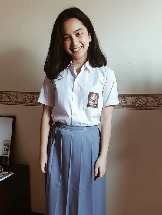 Rachel Amanda pernah mengunggah fotonya pakai seragam SMA. Seragam SMA yang dipakai nyatanya masih pas dan paras Rachel tetap pantas seperti seorang murid. Banyak yang tidak menyangka bahwa usia Rachel Amanda sudah 27 tahun jika melihat foto Rachel yang seperti ini. (Liputan6.com/IG/@auroramanda95)