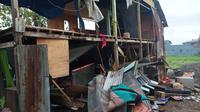 Rumah tempat tinggal pelaku penculikan dan pembunuhan di Makassar dirusak massa (Liputan6.com/Fauzan)