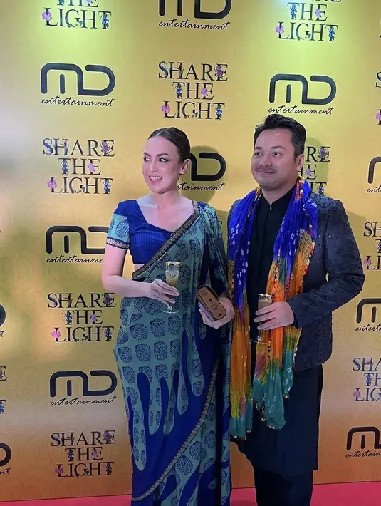 Rianti Cartwright hadir dibalut busana ala Bollywood warna biru dan hijau. Serta sang suami, Cas Alfonso mengenakan busana setelan navy lengkap dengan syal warna-warninya. [@manojopunjabimd]