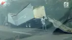 Kejadian mengejutkan terjadi saat seorang sopir truk mengabaikan tanda bahwa jembatan yang dilewati rendah. Bagian atas muatan truk pun hancur akibat menabrak sebuah jembatan.