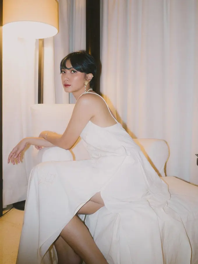 Intip pesona berbeda dari Sheila Dara saat kenakan busana Feminin.