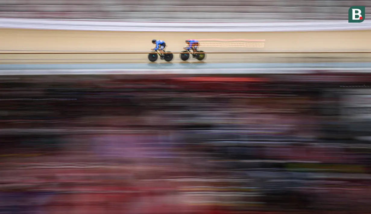 Tim balap sepeda Kolombia berkompetisi pada nomor team sprint putra UCI Track Nation Cup 2023 di Jakarta International Velodrome, Rawamangun, Jakarta, Jumat (24/2/2023). (Bola.com/Bagaskara Lazuardi)