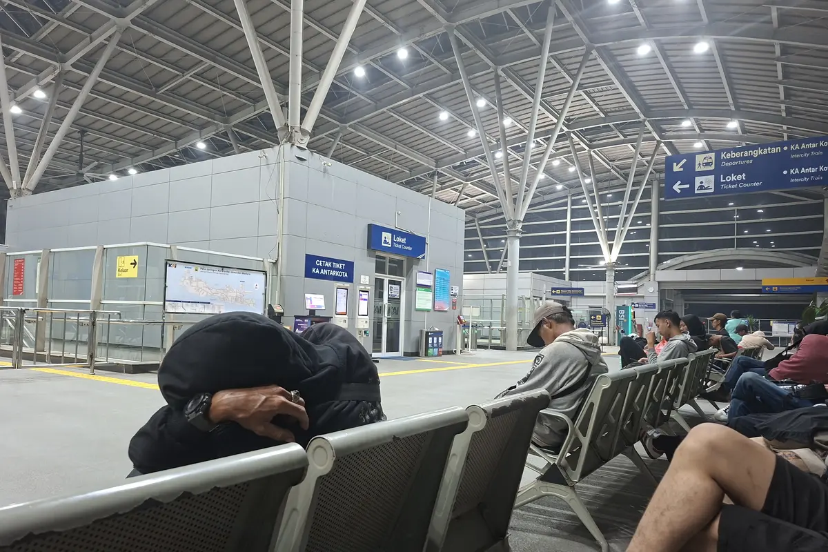 Salah satu sudut di ruang tunggu Stasiun Cikarang yang dipenuhi calon penumpan yang menginap menunggu kereta pertama datang. (Liputan6/Rifqy Alief)