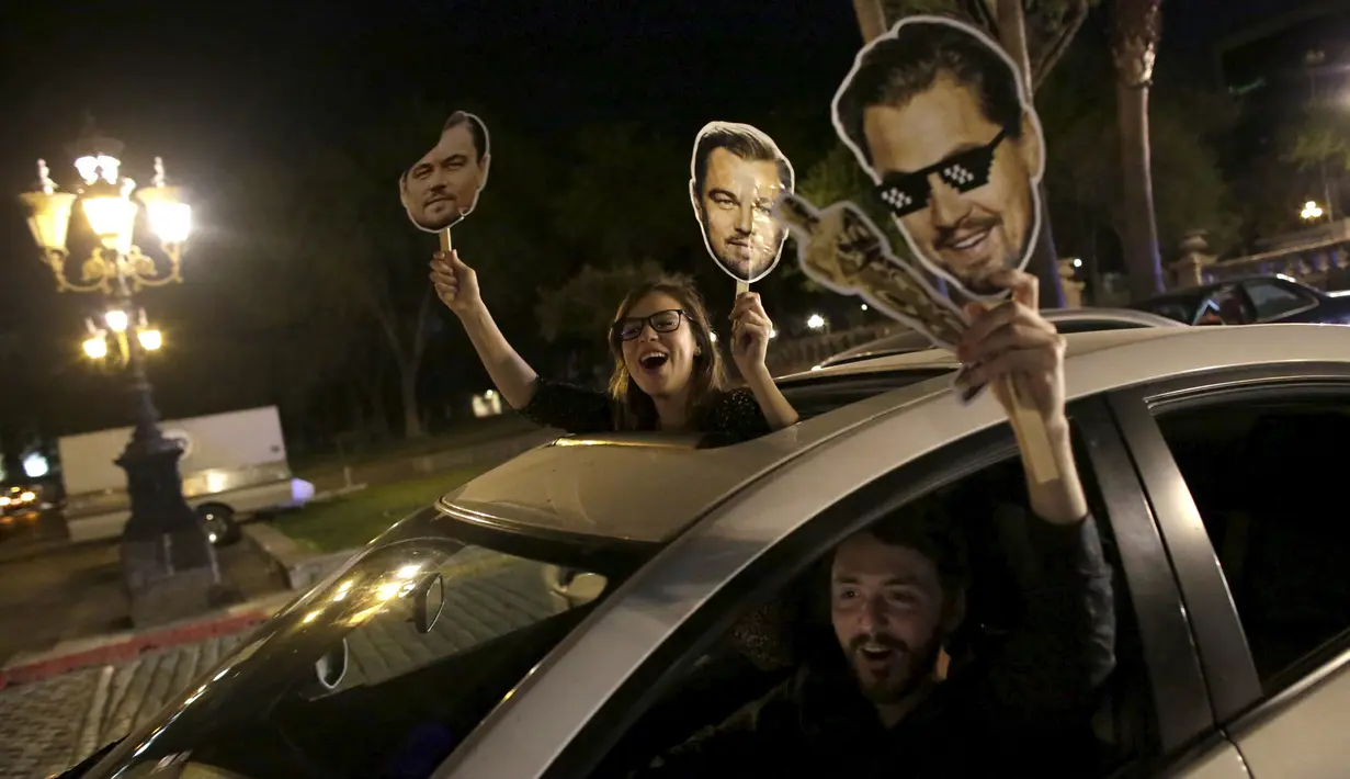 Euforia fans ketika merayakan kemenangan Leonardo DiCaprio sebagai Aktor Terbaik untuk film The Revenant pada ajang bergengsi Academy Awards ke-88 atau lebih dikenal Piala Oscar 2016, di Monterrey, Senin (29/2). (REUTERS/Daniel Becerril)
