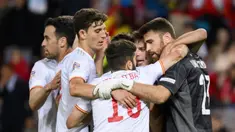 Para pemain Spanyol merayakan kemenangan atas Swiss pada pertandingan sepak bola UEFA Nations League di Stadion Stade de Geneve, Jenewa, Swiss, 9 Juni 2022. Spanyol menang 1-0. (Jean-Christophe Bott/Keystone via AP)