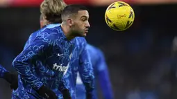 Gelandang Chelsea, Hakim Ziyech melakukan pemanasan jelang laga menghadapi Manchester City pada putaran ketiga Piala FA 2022/2023 di Etihad Stadium, Manchester (8/1/2023). Hampir bergabung dengan PSG pada bursa transfer Januari 2023 namun akhirnya batal akibat kesalahan administrasi, Hakim Ziyech diprediksi hengkang pada akhir musim 2022/2023 ini. Meski masih menyisakan 2 tahun masa kontraknya, namun tentunya ia lebih memilih mencari klub baru yang akan memberinya kesempatan bermain yang lebih reguler. (AFP/Oli Scarff)