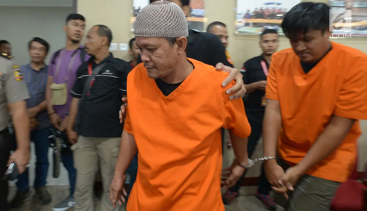 Petugas menghadirkan tersangka saat rilis pengungkapan peredaran narkotika jaringan internasional Malaysia-Indonesia di Bareskrim, Mabes Polri, Jakarta, Kamis (1/8/2019). Dit Tipidnarkoba Bareskrim Polri mengamankan barang bukti 43,5 kg sabu Kabupaten Bengkalis, Riau. (merdeka.com/Imam Buhori)