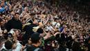 Publik Aston Villa tak mampu menutupi rasa suka cita mereka dengan kesuksesan ini. (AFP/Yasin Akgul)