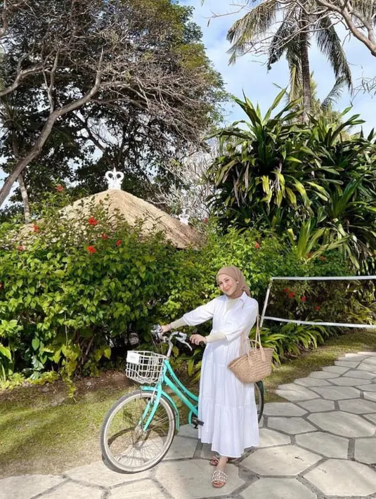 8. Kombinasi ruffle dress putih dengan hijab warna coklat susu, dan tas rotan bisa bikin OOTD liburan di Bali kamu makin terlihat manis.   (Instagram/kesharatuliu05).