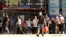 Orang-orang terlihat di sebuah jalan di kawasan perkotaan Causeway Bay di Hong Kong, China selatan (29/7/2020). Pusat Perlindungan Kesehatan Hong Kong melaporkan 118 kasus terkonfirmasi baru COVID-19 pada Rabu (29/7), sehingga total kasus infeksi menembus angka 3.000. (Xinhua/Wu Xiaochu)
