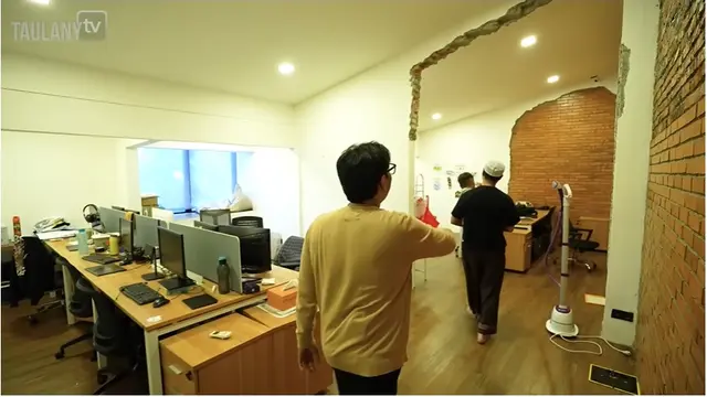 12 Potret Kantor Baru Baim Wong, Berkonsep Industrial Lengkap dengan Waterboom