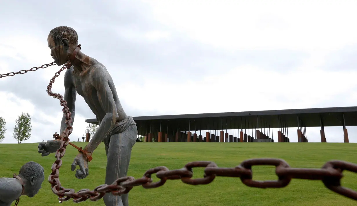 Sebuah instalasi berisi ribuan nama korban perbudakan dipajang di National Memorial for Peace and Justice, Montgomery, AS (23/4). Instalasi ini dipajang untuk menghormati orang-orang yang menjadi korban rasis dan perbudakan. (AP Photo / Brynn Anderson)