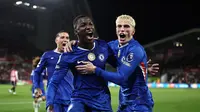 Gelandang Chelsea, Moises Caicedo (kiri), mencetak gol ke gawang Brentford pada pekan 4 Liga Inggris 2025/2026 di Gtech Community Stadium, Minggu (14/9/2025) dini hari WIB. (HENRY NICHOLLS / AFP)