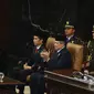 Presiden Terpilih Joko Widodo duduk berdampingan dengan Presiden SBY saat pelantikan di Senayan, Jakarta, Senin (20/10/2014) (Liputan6.com/Andrian M Tunay)