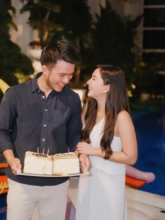 Di perayaan ulang tahun Yakup, sejoli ini bergaya sehati dengan monokromatik hitam putih lagi. Kali ini Yakup memakai kemeja hitam dan Mila mengenakan dress putih yang simple dan chic. (Foto: Intsgaram @jscmila)