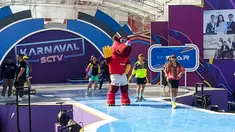 Maskot Piala Dunia U-17, Bacuya ikut menari saat acara off air senam massal pagi saat Karnaval SCTV yang digelar di Menara Pandang Teratai Purwokerto, Jawa Tengah pada Sabtu (23/09/2023). (Dok. SCTV)