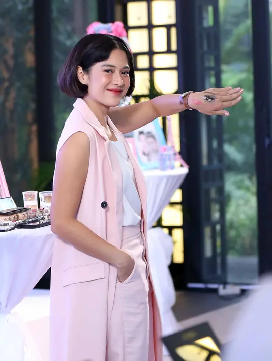 Selain itu, bagi ibu muda ini setiap orang telah memiliki aura cantik yang berbeda. Tinggal bagaimana orang tersebut mengeskplorasi dan menunjukkan sisi cantik yang mereka miliki. (Nurwahyunan/Bintang.com)