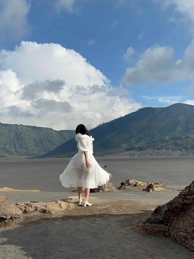 6 Gaya Gisella Anastasia Jadi Model Video Klip di Bromo, Menawan Kenakan Dress Putih dan Sepatu Hak Tinggi