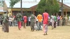 TNI AD dan Warga Beradu Bola Sarung