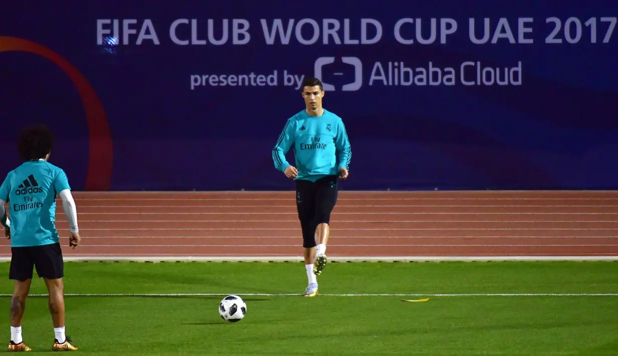 Bintang Real Madrid, Cristiano Ronaldo, mengontrol bola saat latihan di Stadion NY University Abu Dhabi, UAE, Senin (11/12/2017). Los Blancos bersiap jelang semifinal FIFA Club World Cup. (AFP/Giuseppe Cacace)