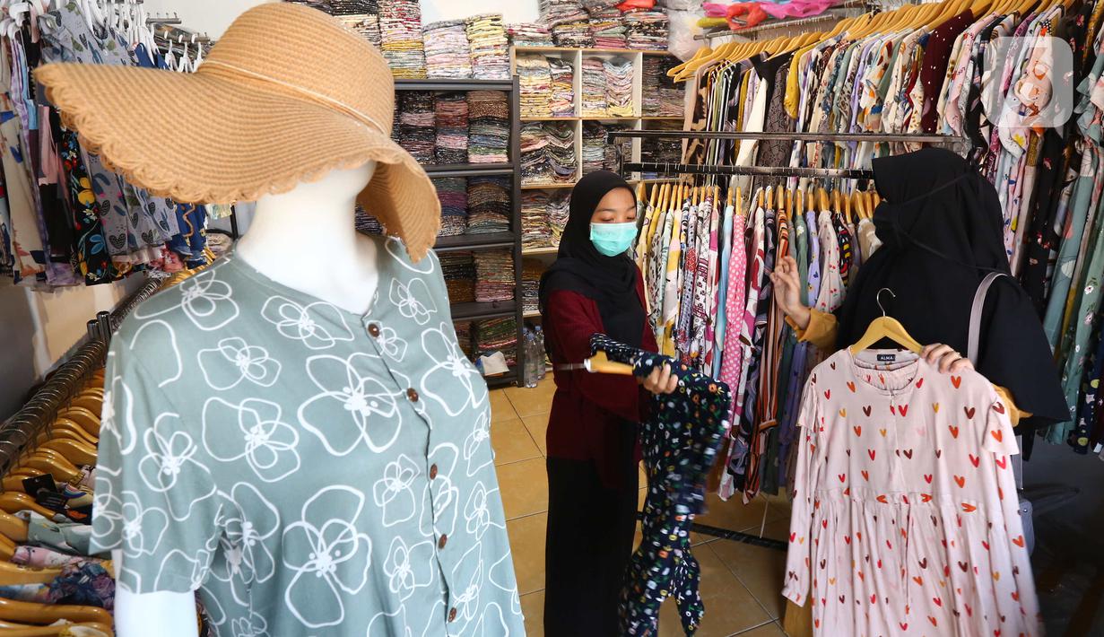Pedagang melayani pembeli di salah satu outlet pakaian di Kawasan Tangerang, Banten, Rabu (9/2/2022). Badan Pusat Statistik (BPS) meyakini daya beli masyarakat makin membaik pada awal tahun 2022. (Liputan6.com/Angga Yuniar)
