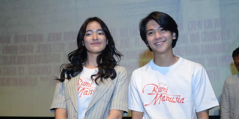 FOTO: Momen Kebersamaan Iqbaal dan Mawar Eva Saat Peluncuran Poster Bumi Manusia