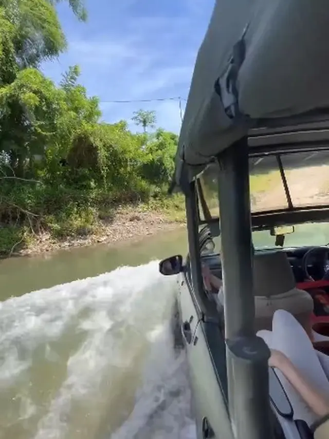 Bagikan Makan Siang, Ini 7 Momen Nikita Willy Kunjungi SD di Sumba
