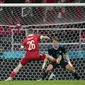 Pemain Denmark Joakim Maehle (kedua kiri) mencetak gol ke gawang Rusia pada pertandingan Grup B Euro 2020 di Stadion Parken, Kopenhagen, Denmark, Senin (21/6/2021). Denmark menang 4-1. (AP Photo/Martin Meissner, Pool)