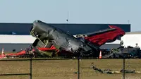 Kecelakaan pesawat Boeing B-17 Flying Fortress dan Bell P-63 Kingcobra yang bertabrakan dan jatuh saat Wings Over Dallas Airshow 2022. (AP)