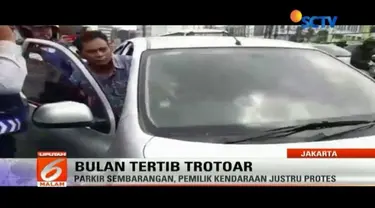 Bukannya taat aturan dan minta maaf, pemilik mobil ini malah memukul petugas, saat kendaraannya akan ditertibkan karena parkir sembarangan.