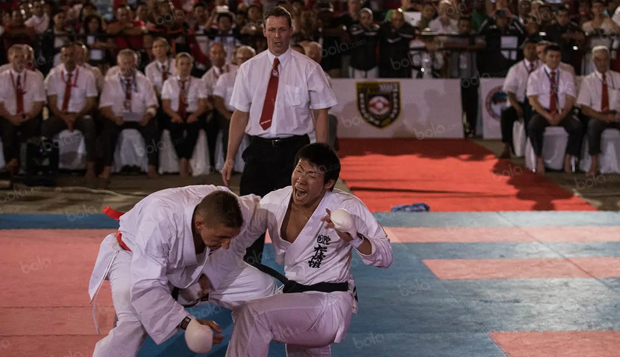 Karateka Jepang, Iwakura Hiroaki, berhasil mengalahkan karateka Uruguay, Maximiliano. Karateka Jepang mendominasi perolehan emas karateka sektor putra dan putri. (Bola.com/Vitalis Yogi Trisna)