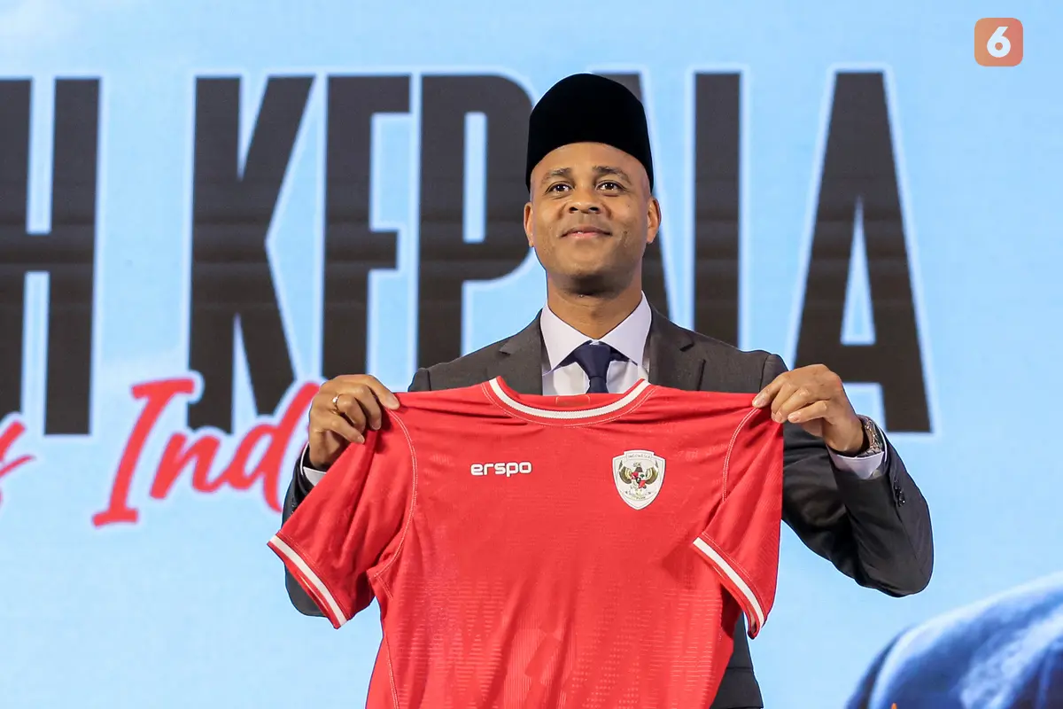 Foto: Momen Patrick Kluivert Pakai Peci saat Konferensi Pers Perkenalan Pelatih Baru Timnas Indonesia