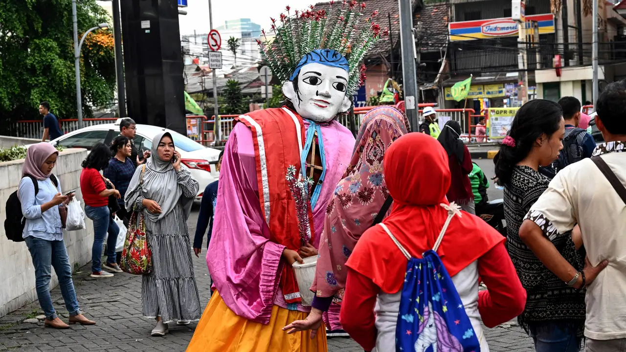 Pengamen Ondel-ondel di Ibu Kota