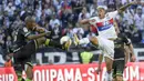 Penyerang Lyon, Mariano Diaz (kanan) menyumbangkan tujuh gol dan berada pada peringkat empat deretan top scorer Liague 1 Prancis. (AFP/Jean-Philippe Ksiazek)