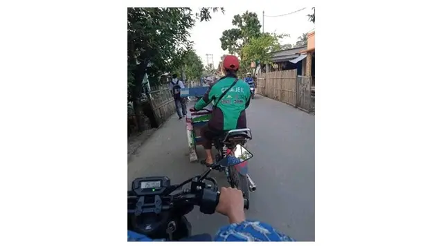 Model Kendaraan Driver Ojek Online Saat Bawa Penumpang Ini Bikin Ngakak