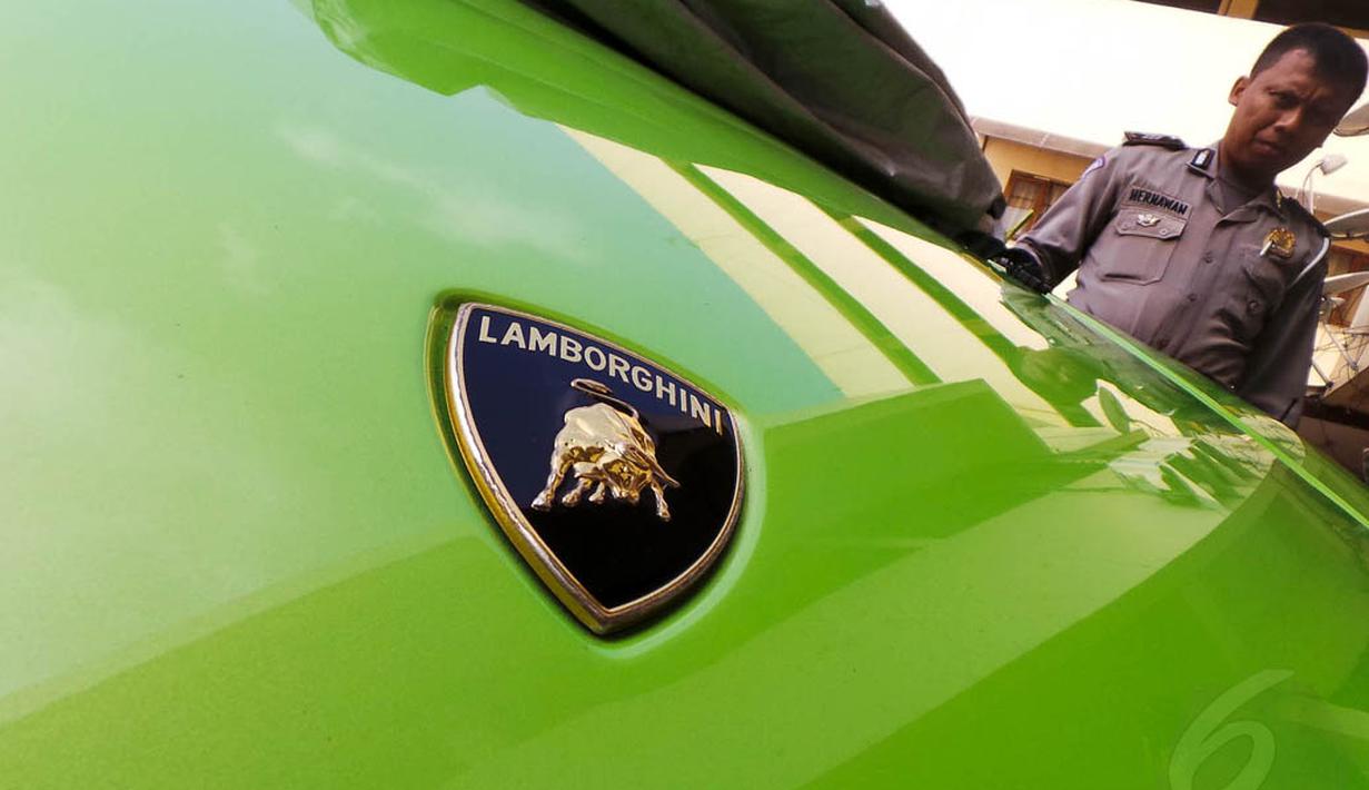 Supercar mewah milik anggota DPRD DKI Jakarta tersebut diamankan untuk dicek segala administrasi maupun registrasinya sehingga dibawa ke Subdit Gakkum Ditlantas Polda Metro Jayar, Jakarta, (1/9/14). (Liputan6.com/Faizal Fanani)