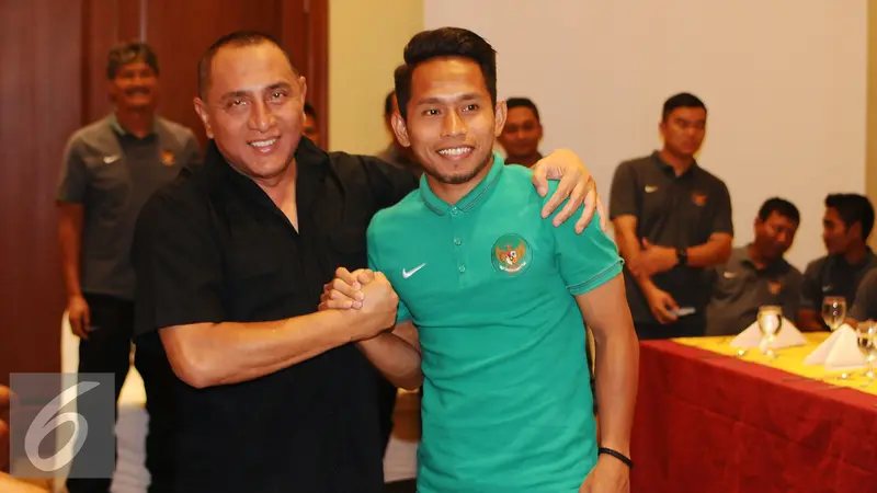 20161115- Ketum PSSI Bersalam Komando dengan Andik-tangerang- Helmi Fithriansyah