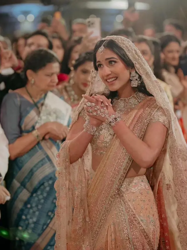 Detail Busana Sari khas Tradisi India yang Dikenakan Radhika Merchant. [@taruntahiliani/@josephradhik/@storiesbyjosephradhik]