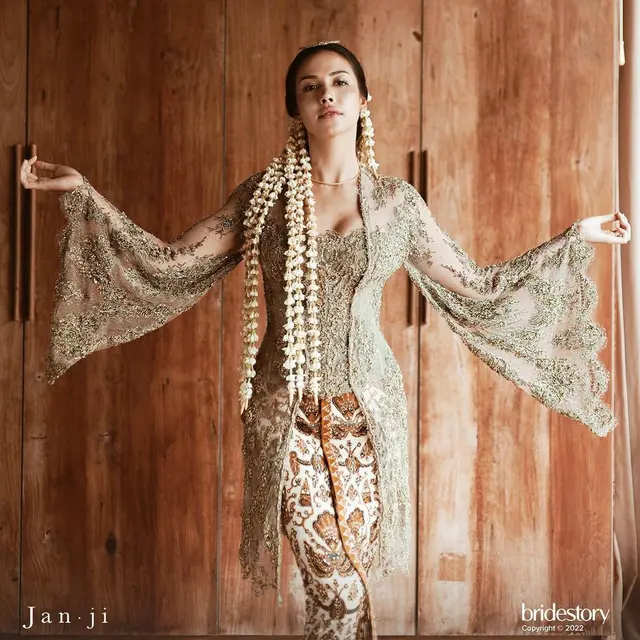 Potret Estelle Linden dalam Balutan Kebaya, Resmi Jadi Warga Negara Indonesia