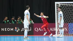 Kapten Timnas Futsal Indonesia, Mochammad Iqbal, melakukan selebrasi setelah mencetak gol ke gawang Kirgistan pada laga kedua Grup A Piala Asia Futsal 2026, Kamis (29/01/2026) malam WIB. (Bola.com/M Iqbal Ichsan)