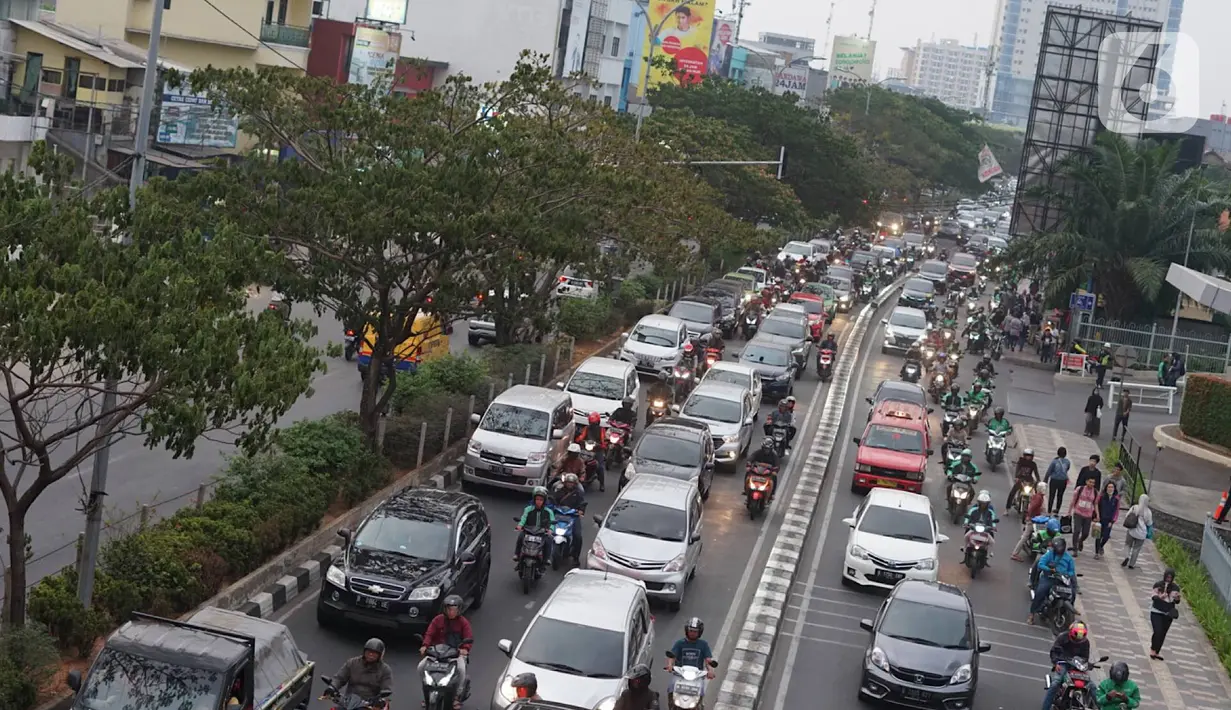 Kendaraan terjebak kemacetan di Jalan Margonda Raya, Depok, Jawa Barat, Sabtu (26/10/2019). Tingginya volume kendaraan menyebabkan jalan utama di Kota Depok tersebut tetap mengalami kemacetan, meski pengoperasian Jalan Tol Cijago Seksi II telah dilakukan. (Liputan6.com/Immanuel Antonius)