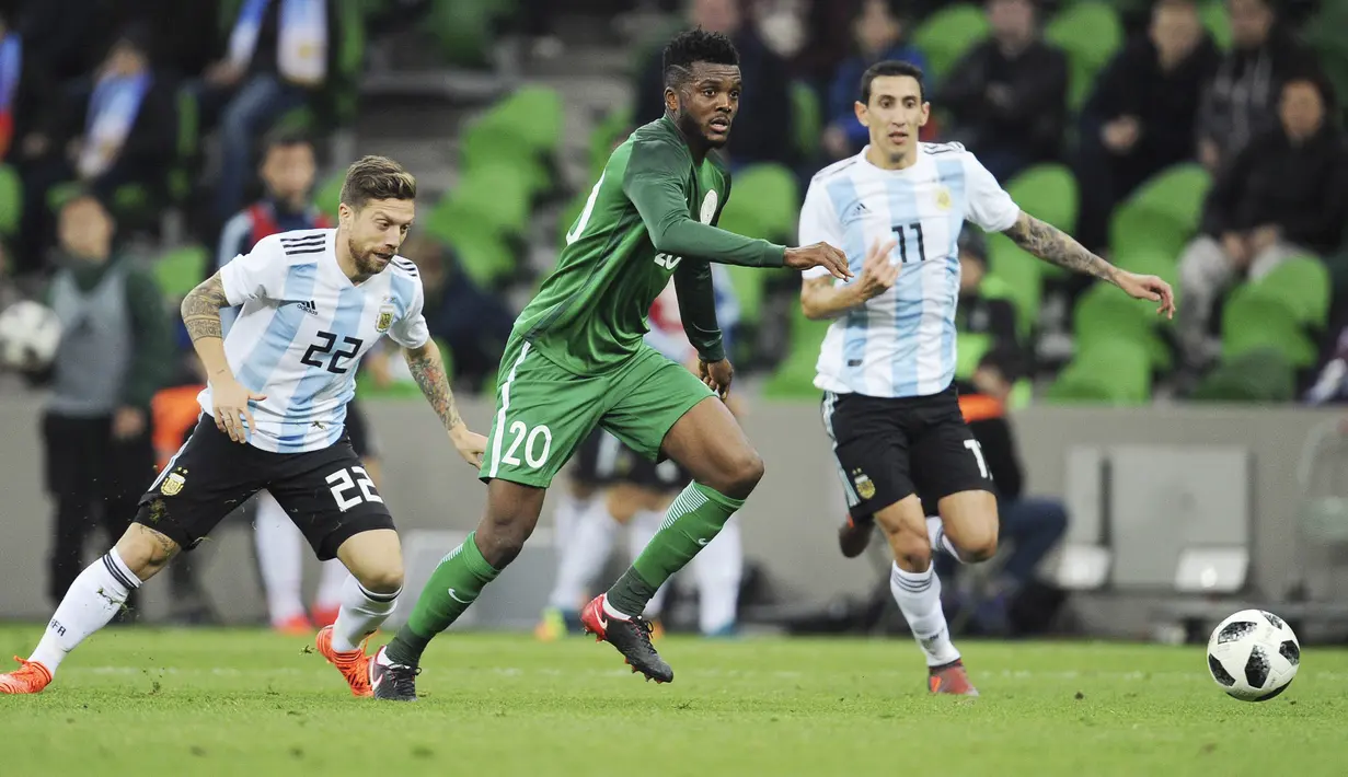 Bek Nigeria,Chidozie Awaziem, menggiring bola saat melawan Argentina pada laga persahabatan di Stadion FK Krasnodar, Rabu (15/11/2017). Argentina kalah 2-4 dari Nigeria. (AP/Sergey Pivovarov)