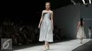 Model membawakan busana rancangan Peggy Hartanto bertema "Eyes to the Future" di Jakarta Fashion Week 2016 di Jakarta, Jumat (30/10). Pemilihan Dewi Fashion Knights (DFK) juga dilakukan oleh Dewi Fashion Panel. (Liputan6.com/Herman Zakharia)