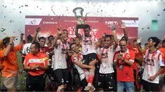 Pesepak bola dan manajemen Persija Jakarta menerima trofi pertandingan Trofeo Persija 2016 di Stadion Utama Gelora Bung Karno, Jakarta, Sabtu (9/4). Persija Jakarta menjadi juara setelah menang atas PSM Makassar dan Bali United (Liputan6.com/Johan Tallo)
