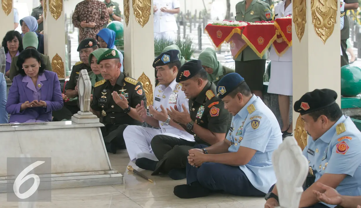 Sebelum mendatangi TMP Kusumanegara Yogyakarta, Panglima TNI Jenderal Gatot Nurmantyo beserta rombongan mengunjungi makam Presiden Sukarno, Presiden Soeharto, dan Presiden Abdurrahman Wahid,Yogyakarta, Rabu (28/9). (Liputan6.com/ Boy Harjanto)