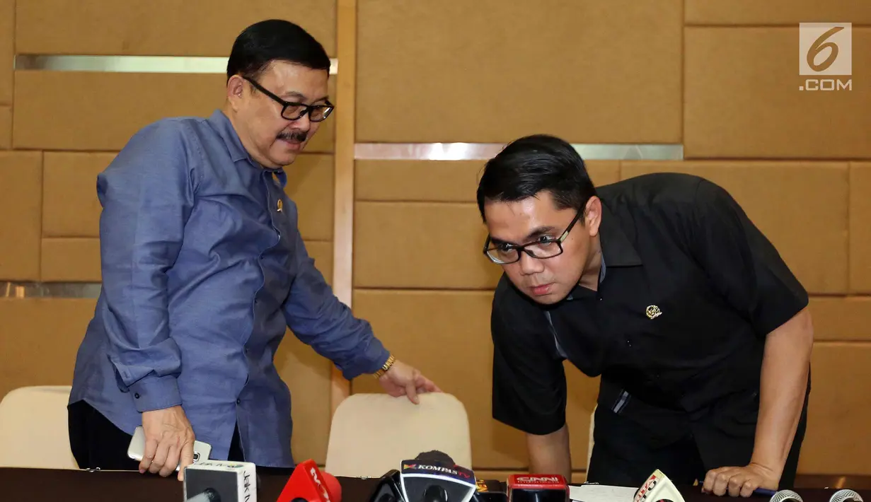 Wakil Ketua Pansus Hak Angket KPK Eddy Kusuma Wijaya dan anggota Arteria Dahlan bersiap memberi keterangan pers terkait dugaaan pengadaan alat berat yang dilakukan Ketua KPK, Jakarta, Senin (20/9). (Liputan6.com/Johan Tallo)