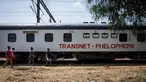Kereta Phelophepha saat singgah di Pienaarsrivier, Afrika Selatan, Senin (6/3). Kereta Phelophepha adalah kereta medis yang melayani kesehatan untuk warga di pelosok. (AFP Photo/ JOHN WESSELS)